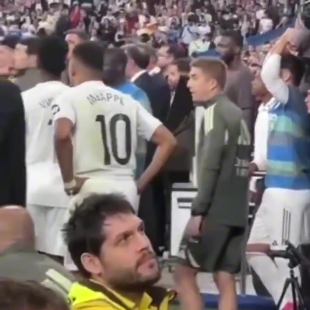 不管了姆巴佩刚开始还拉住维尼修斯过会儿直接加入战斗