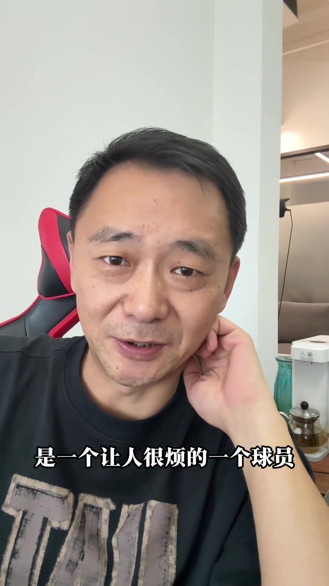 颜强曼联队长B费是一个让人很烦的球员总是喋喋不休