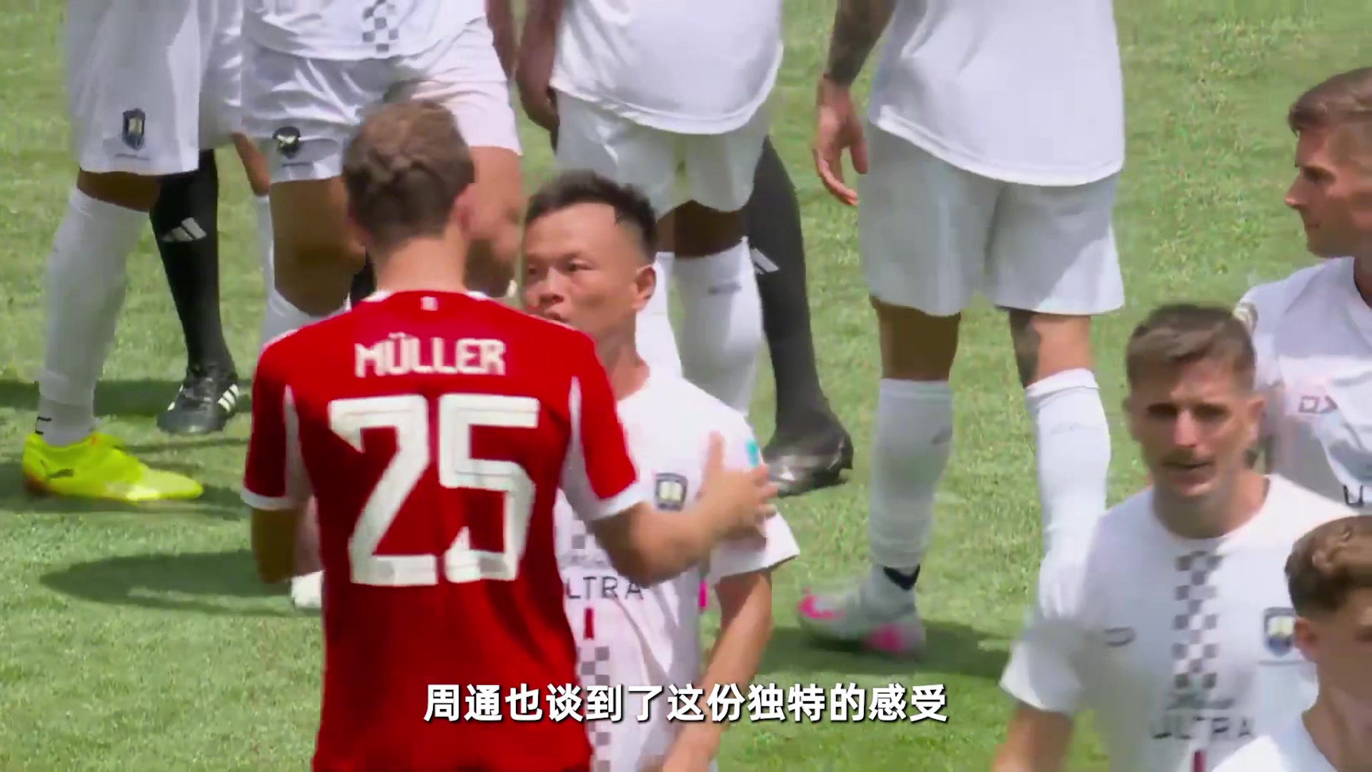 周通看到场边有海信的广告牌和中国优秀裁判组还是非常自豪的