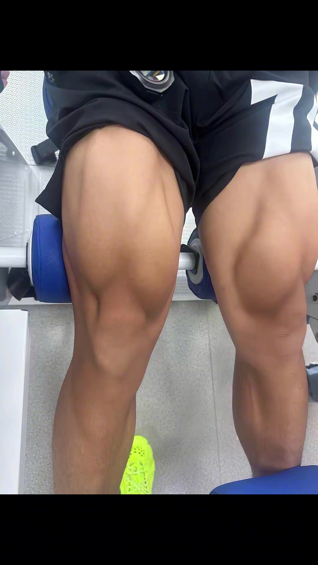 中国版卡洛斯博主邝兆镭去年回国时拍了大腿照真的恐怖