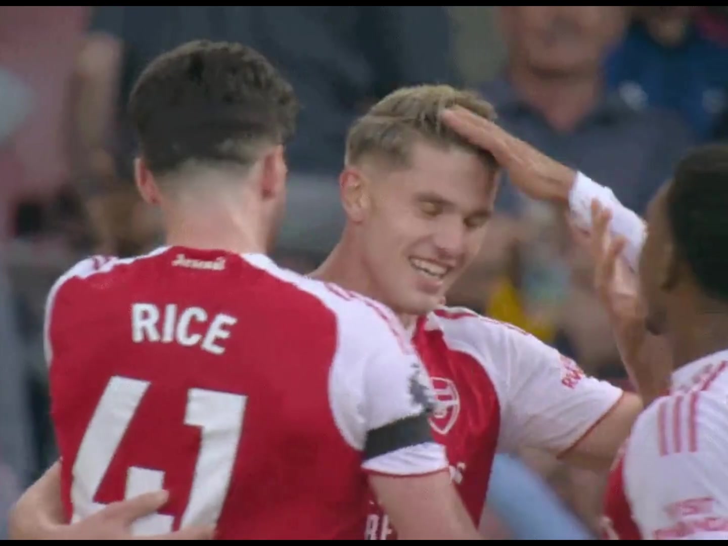 新援关系不错约克雷斯进球之后苏维门迪直接上手帮撩头发