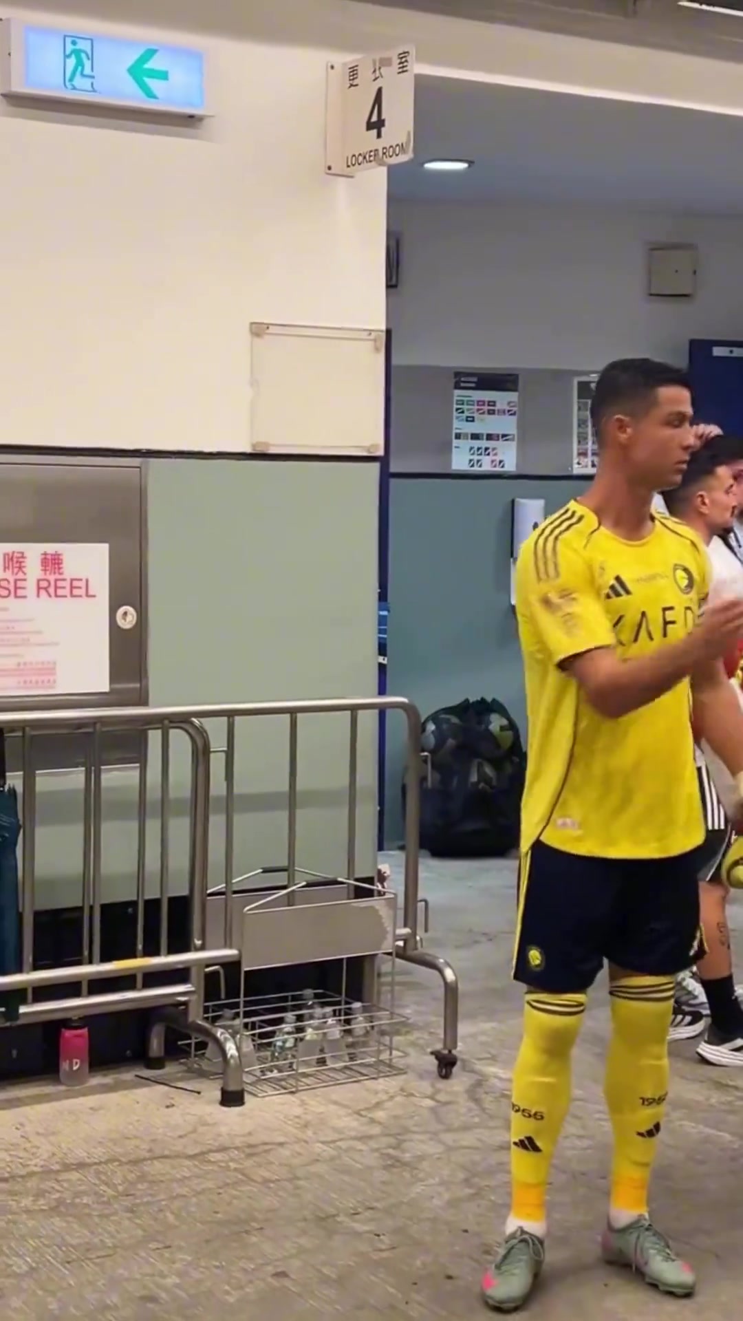 太帅了香港大球场球员通道近距离看罗哥