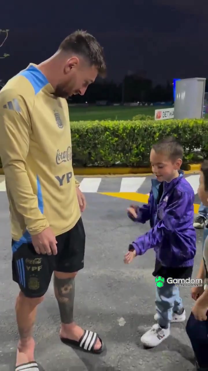 梅西看完震惊了小球迷让梅西进球后做他的庆祝动作