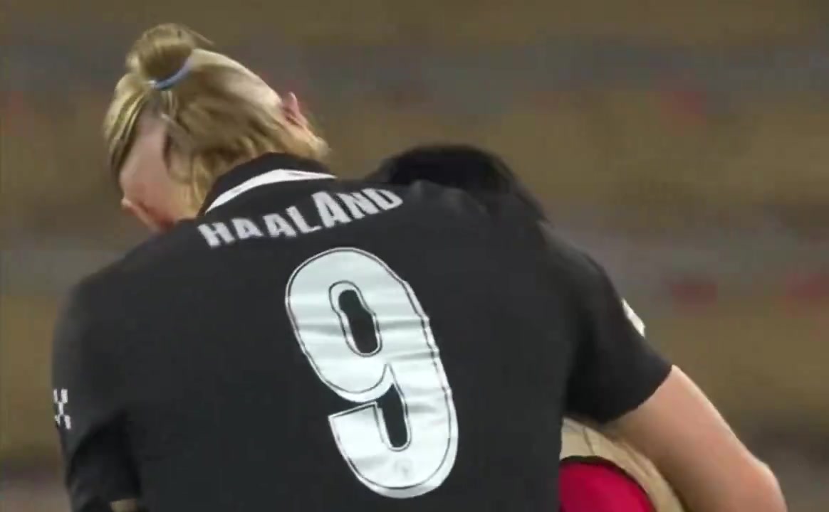 曾经的队友哈兰德和南野拓实在欧冠联赛中重聚