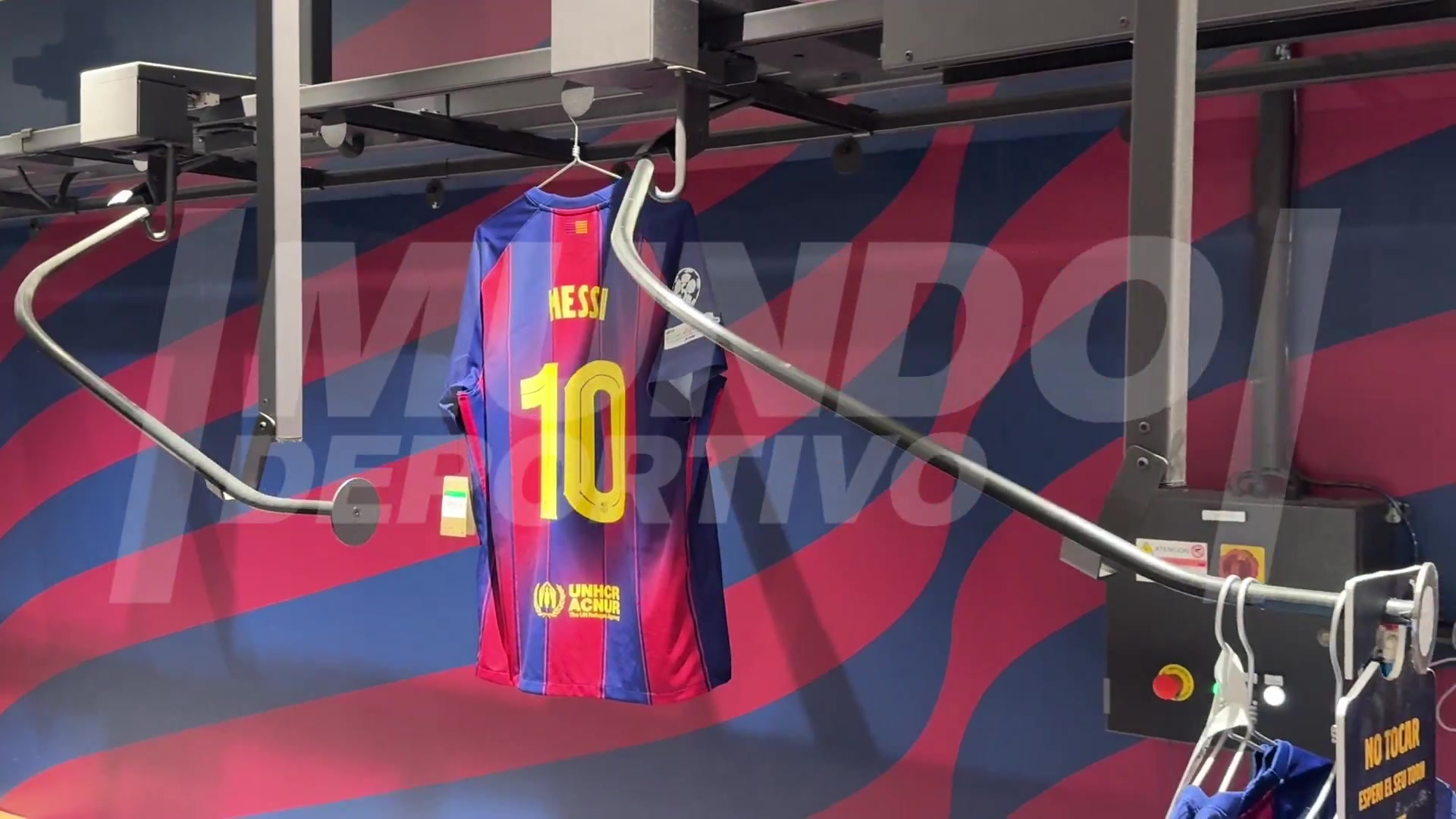 赚情怀新款巴萨球衣在商店出售上面印有梅西的名字和号码