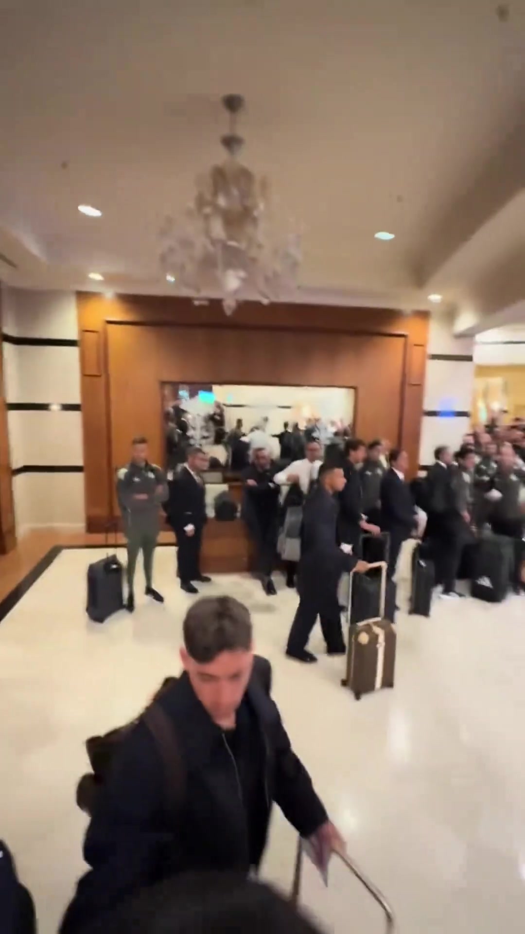 追星成功阿拉木图小球迷在酒店等到凌晨终于拿到了姆总签名