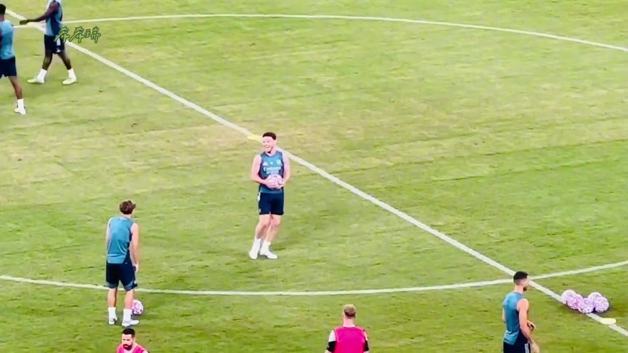 赖斯你在教道曼什么东西他的屁股已经翘到可以点起一个足球