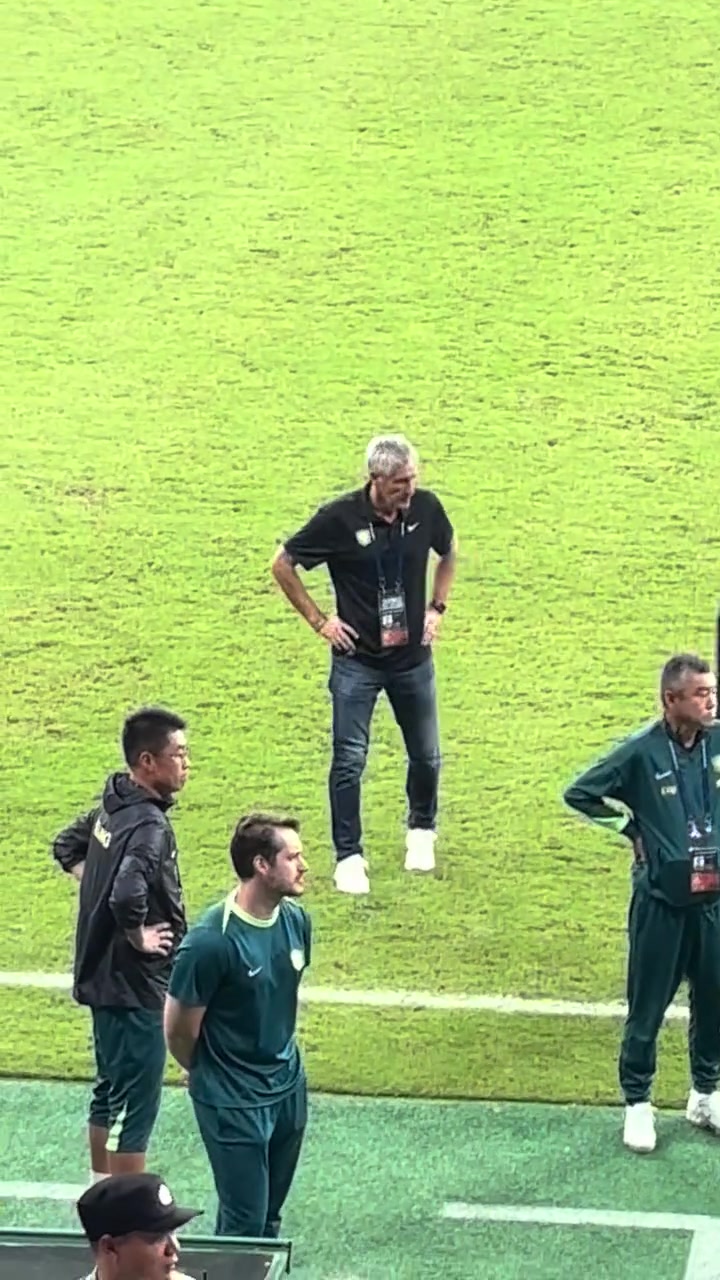 昔日巴萨主帅的无奈实拍赛后塞蒂恩在工体独自矗立许久