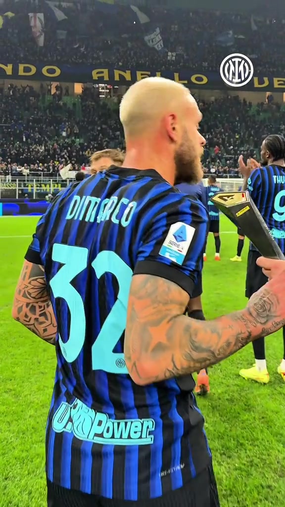 送穿透力极强助攻迪马尔科赛后领取单场MVP奖杯