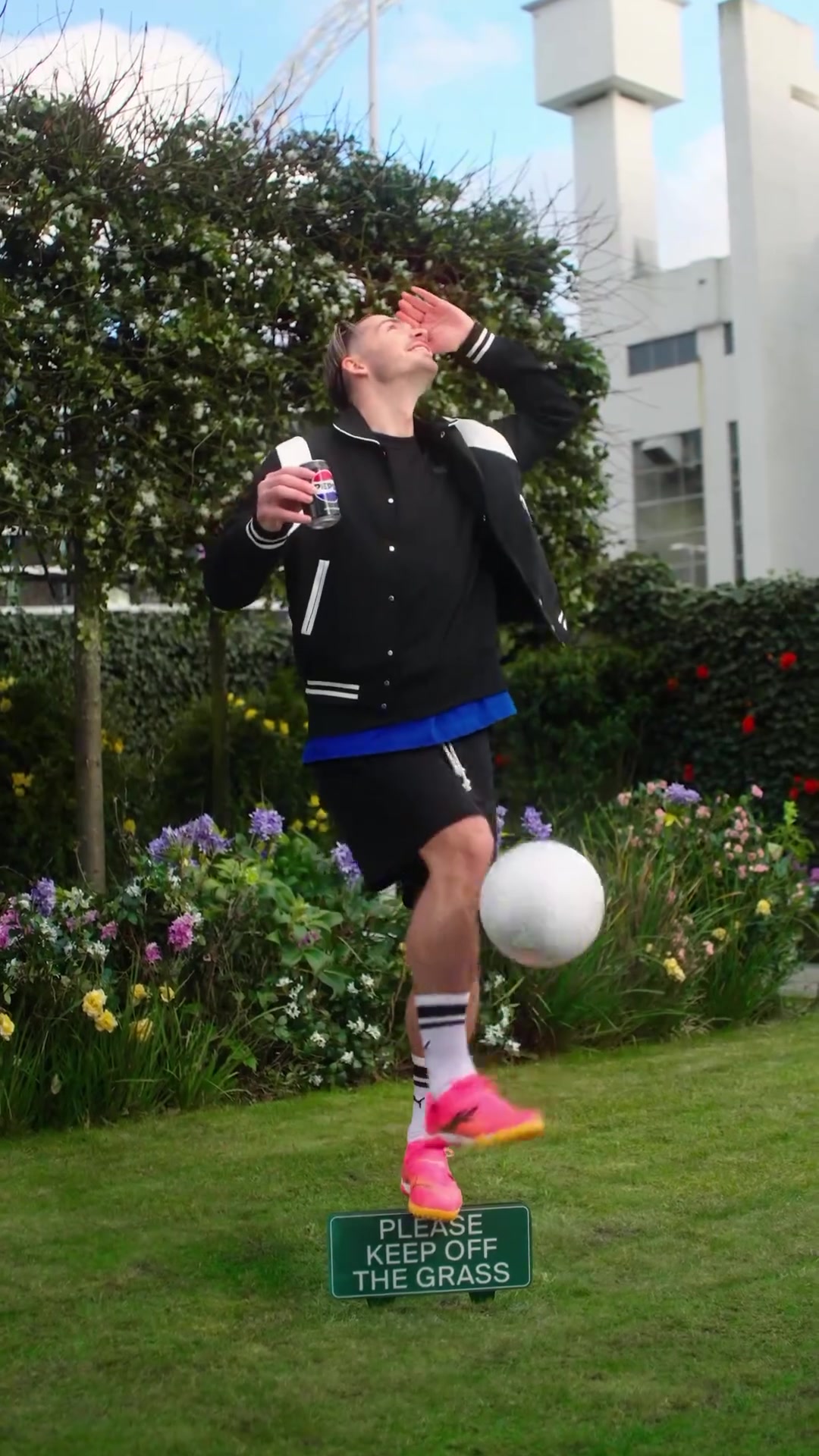 格拉利什昔日百事广告喝了能在提示牌上颠球