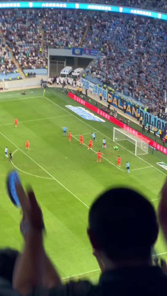 球迷实拍大连英博拉布亚德任意球破门