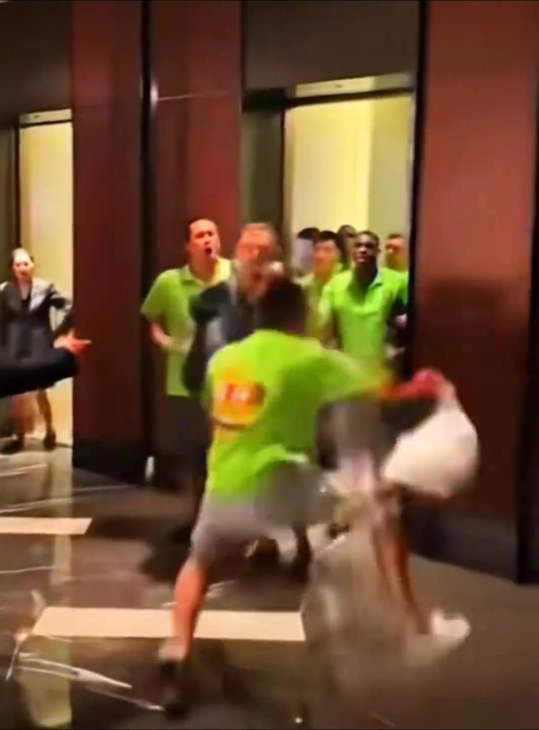 网友用Ai整活国安球员和球迷酒店对峙的情况是这样的