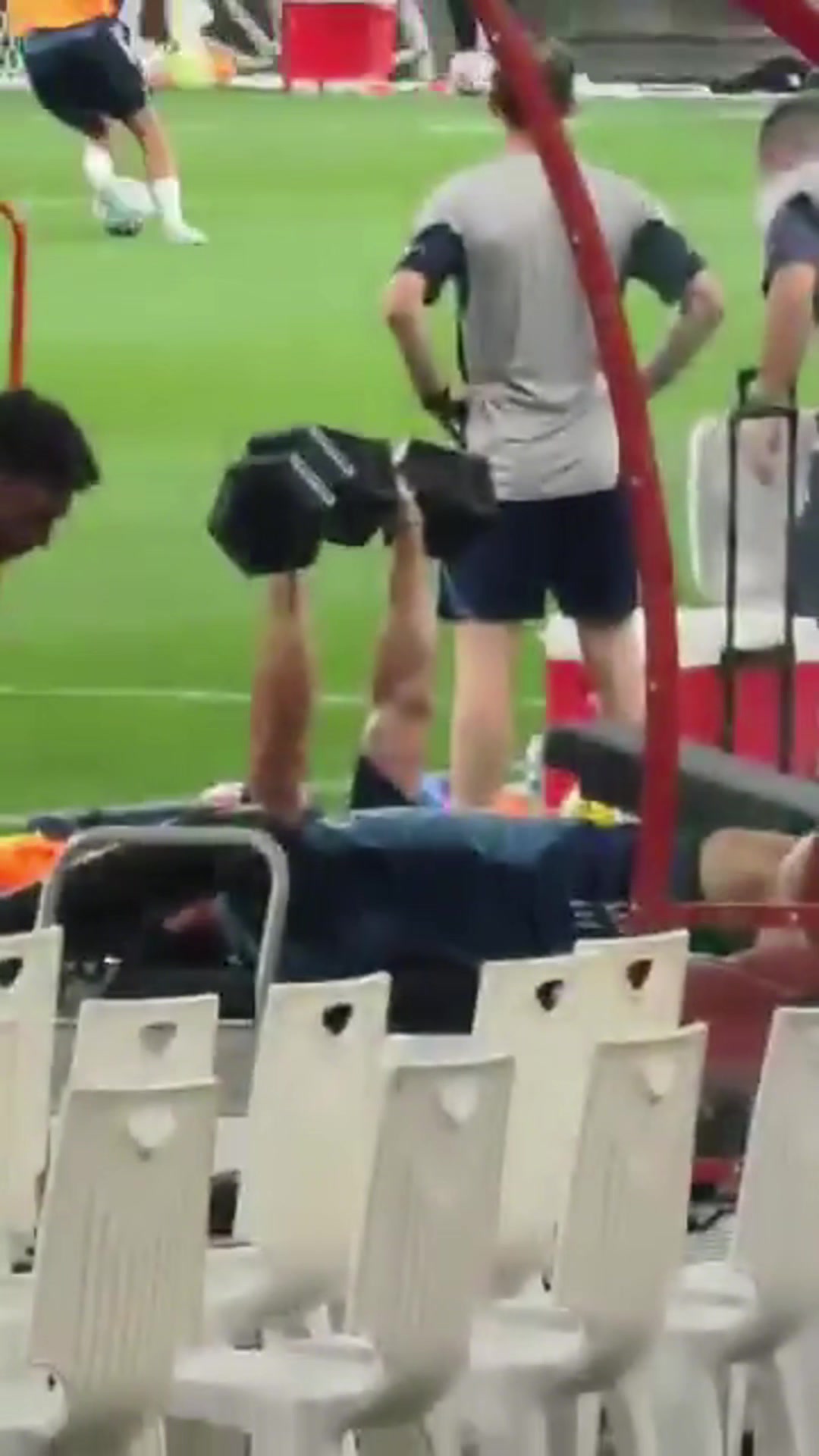 我现在强的可怕哈弗茨在阿森纳季前训练期间进行举重训练