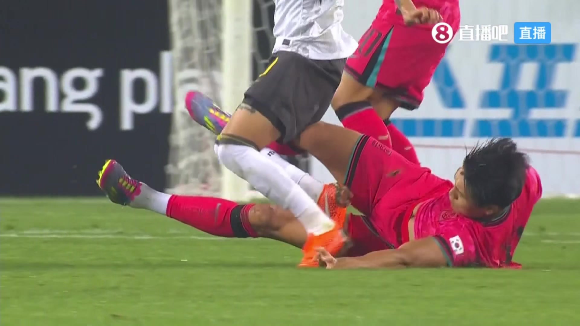 杨晨看看韩国球员防守态度我们队员今儿穿的白的裤衩脏没脏