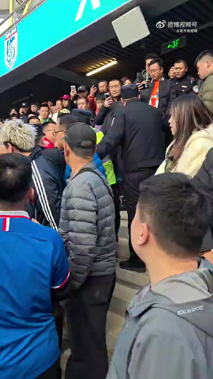 拖都拖不走海港球迷被大连安保人员压倒在地