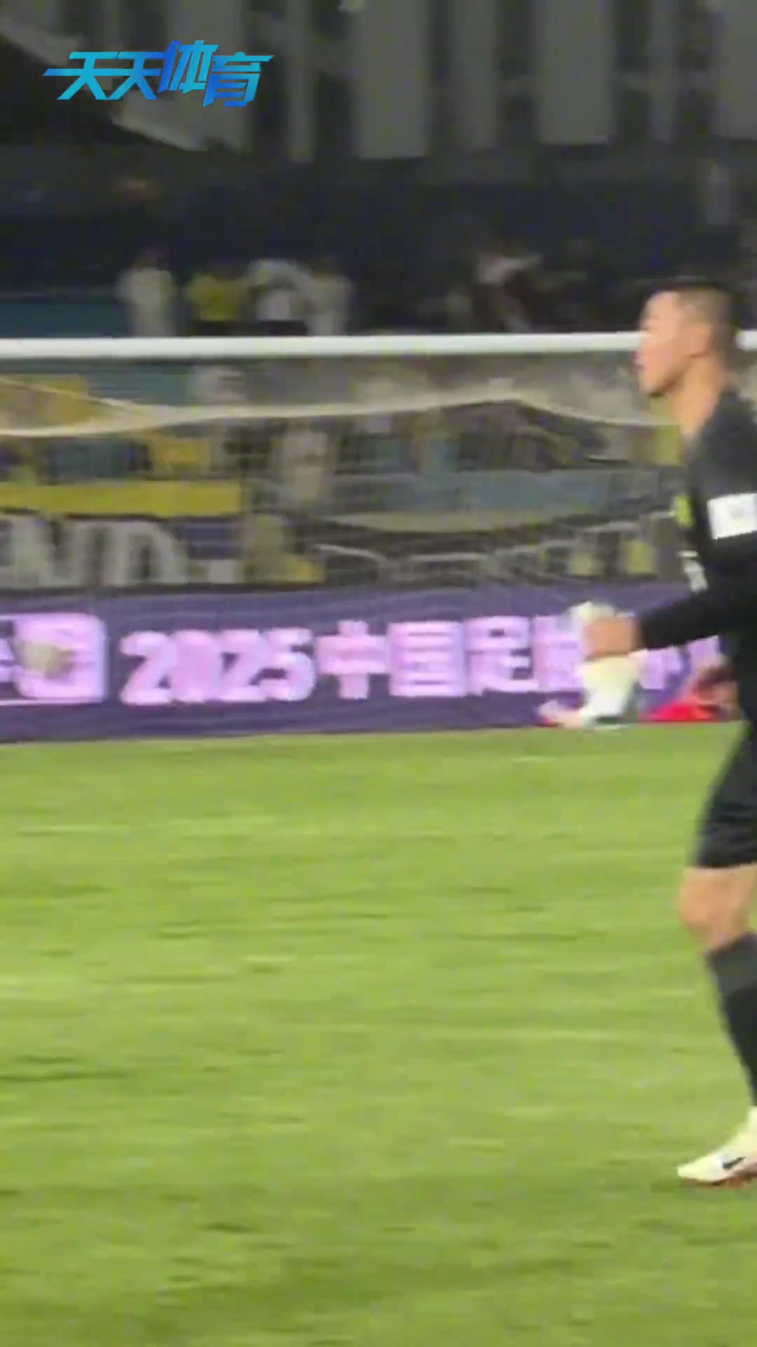 先后拥抱两位老大哥网友谦逊是侯森深受国安球迷爱戴的原因