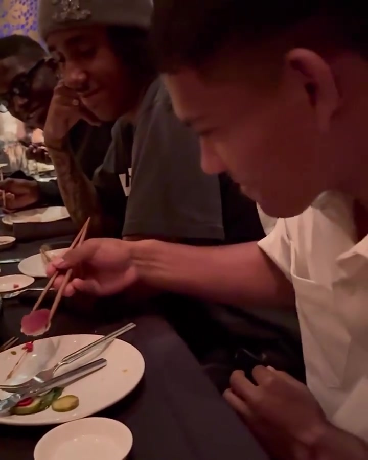曼联球员团建聚餐迭戈-莱昂第一次尝试用筷子吃东西