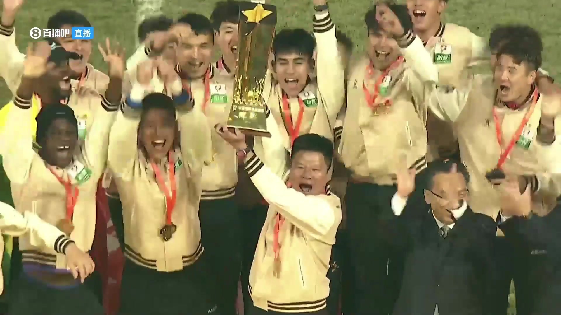 功不可没辽宁铁人冠军教头李金羽举起中甲冠军金杯