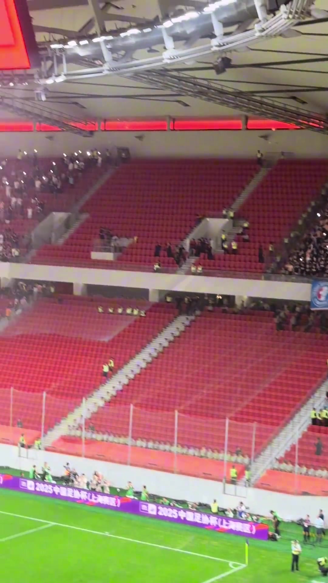 时隔12年申花再次客场击败同城对手赛后球员和球迷们都嗨翻了