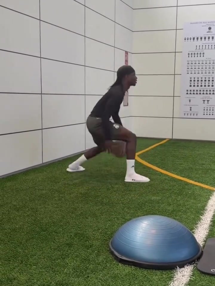 如此丝滑全能的卡马文加穿拖鞋打篮球