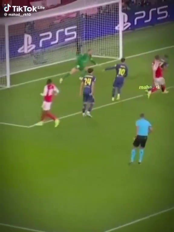 气氛真好约克雷斯进球后队友们的反应