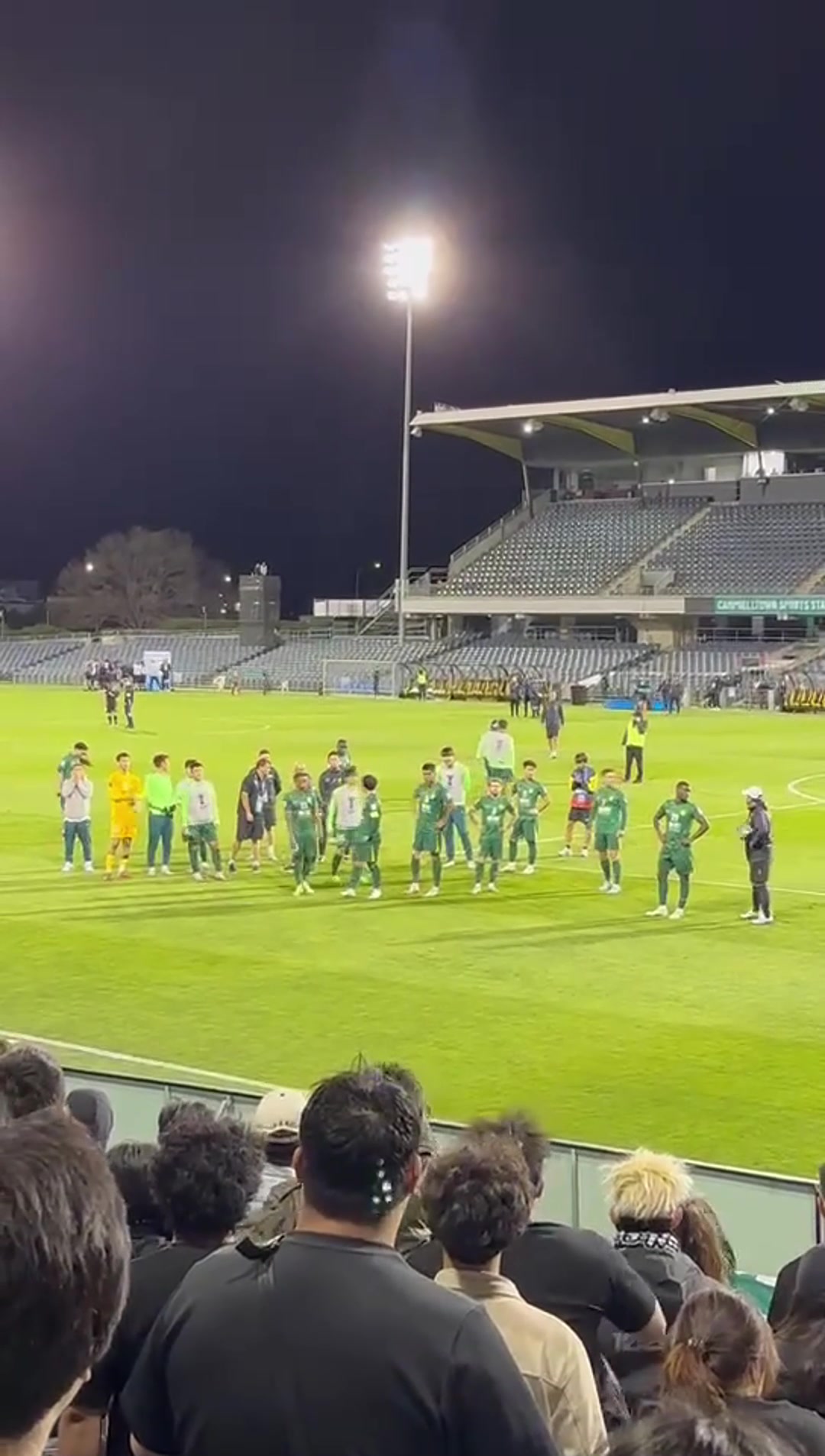 冲球迷竖中指杨立瑜谢场提前离开引球迷不满被骂竖中指回应