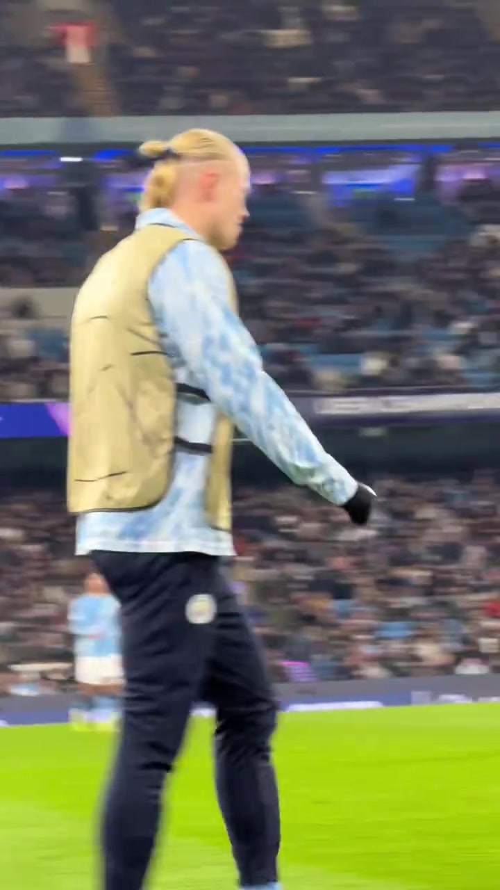 曼城2球落后哈兰德场边热身时的反应