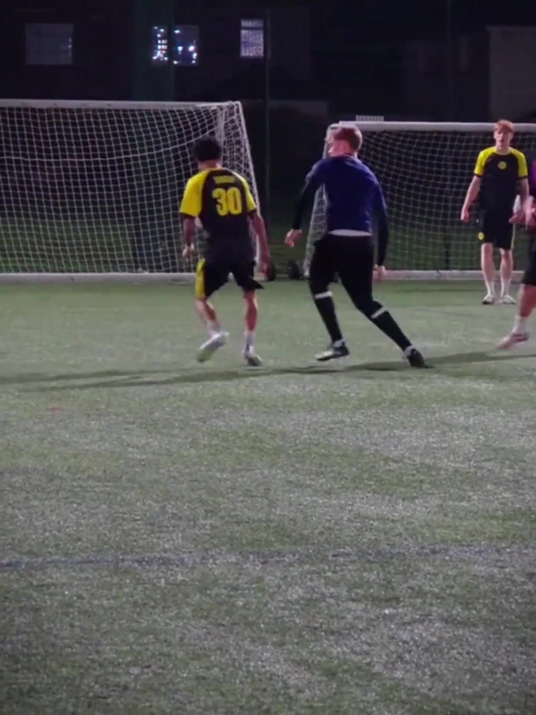 好家伙小哥踢个业余场直接被裸绞