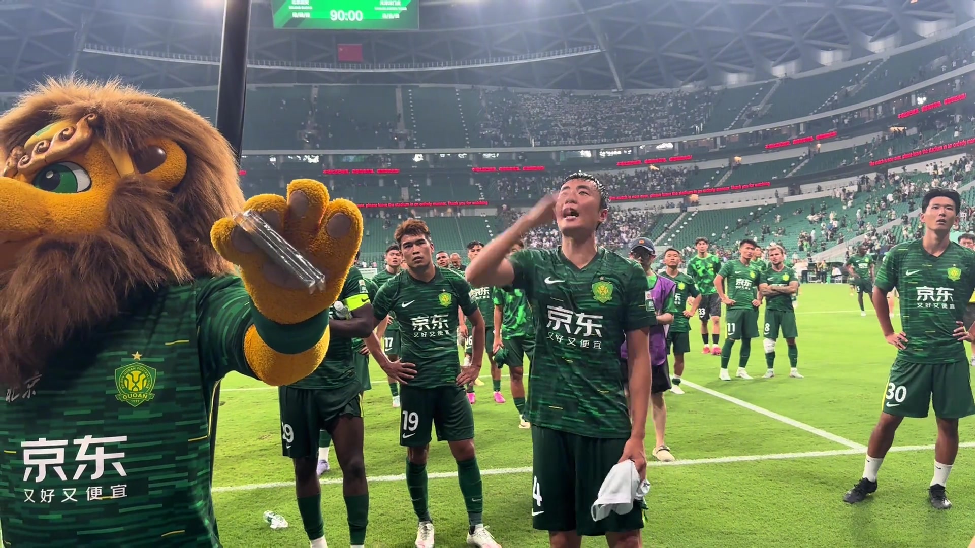 国安球迷高喊塞蒂恩下课老队员李磊和侯森安抚球迷情绪