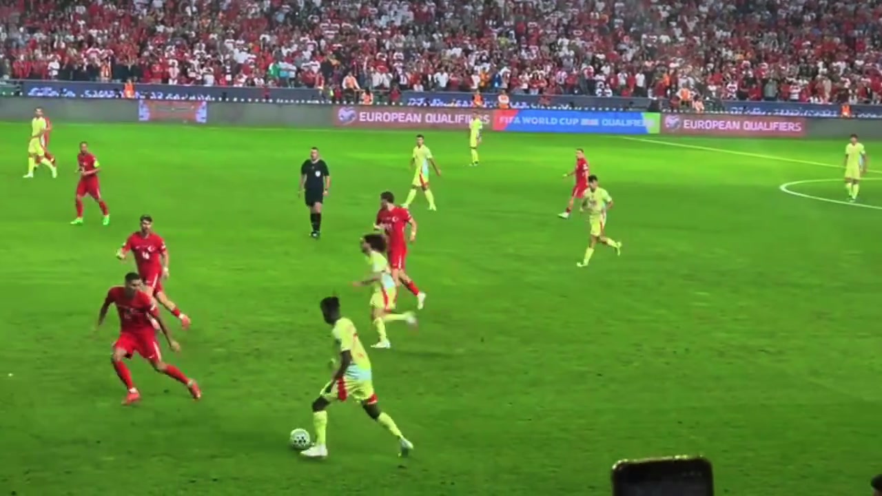 球迷视角看佩德里大师级操作禁区弧顶冷静晃开防守后兜射破门