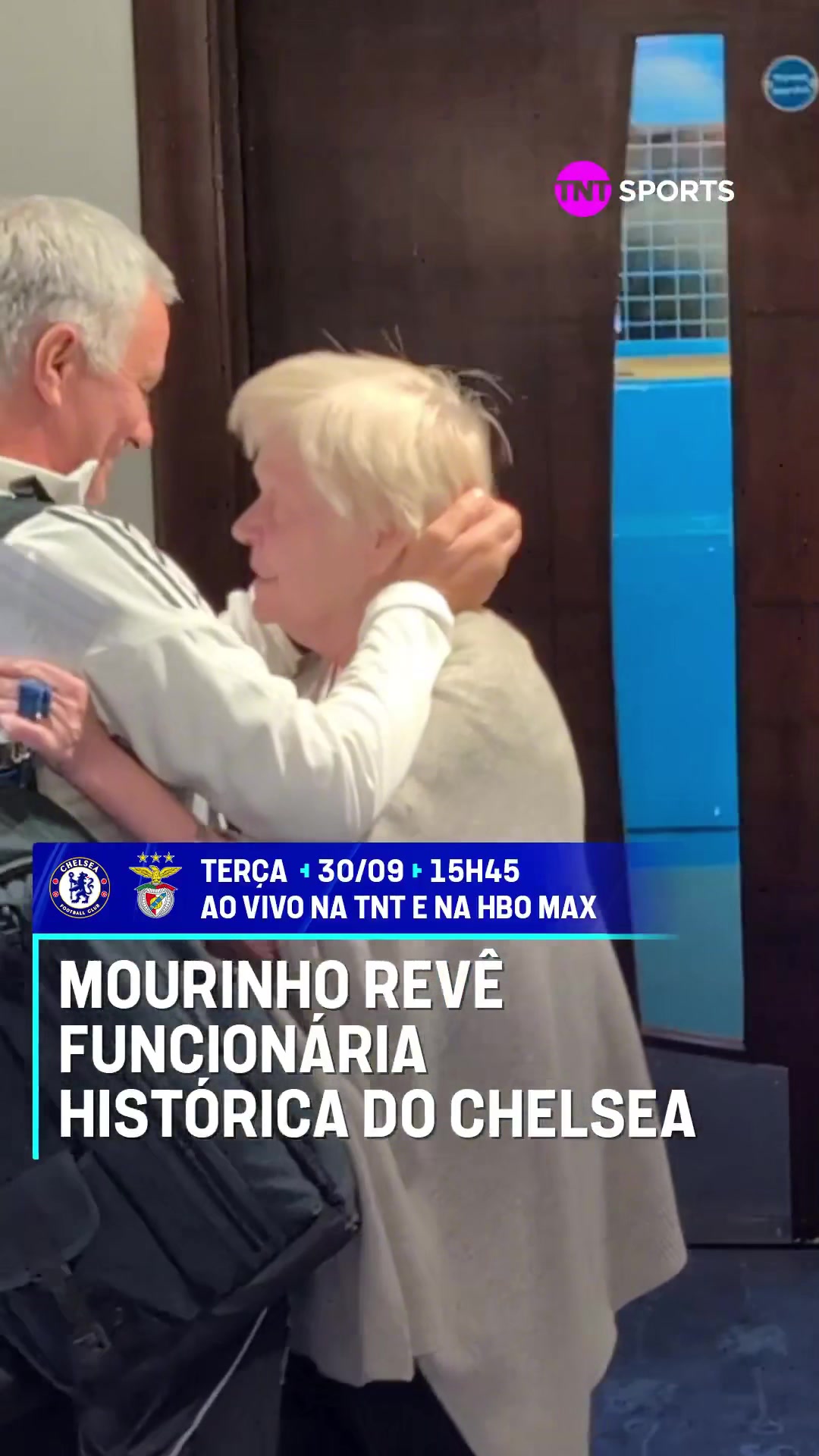 穆帅重返斯坦福桥与一位在切尔西工作了48年的员工拥抱致意