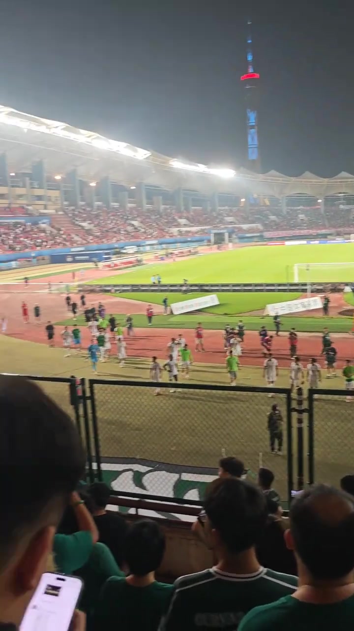 实拍国安赛后谢场仍收获球迷掌声博主感叹对塞蒂恩真太宽容了