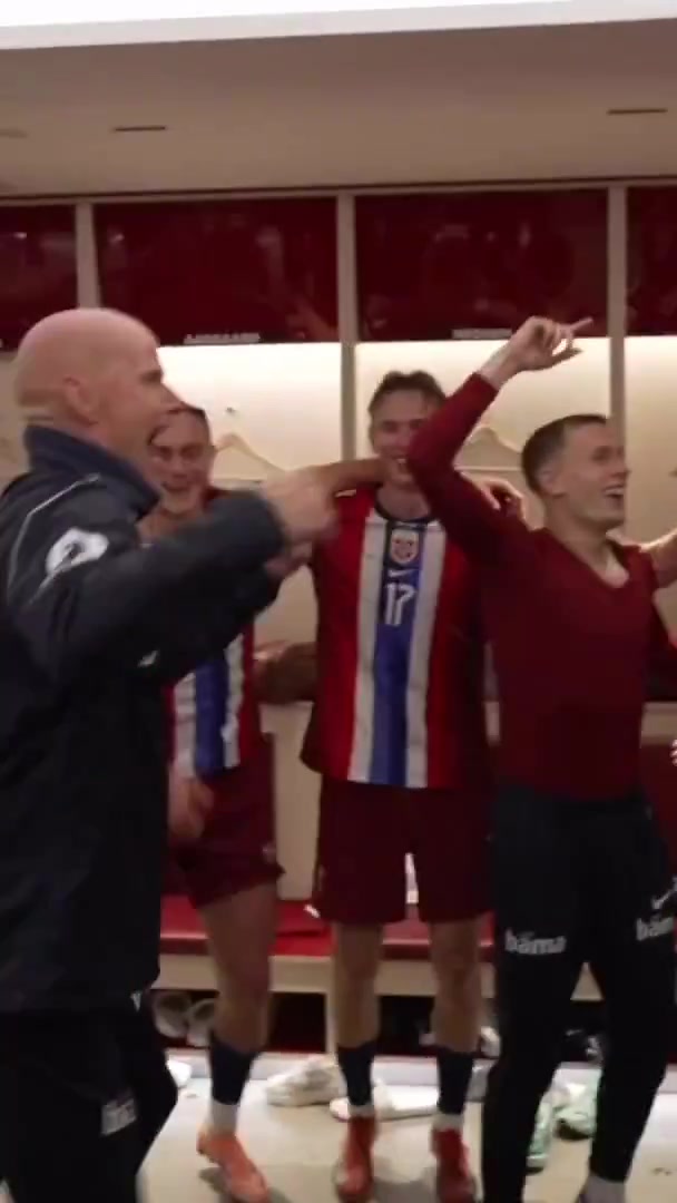 距世界杯一步之遥挪威全队赛后在更衣室狂欢