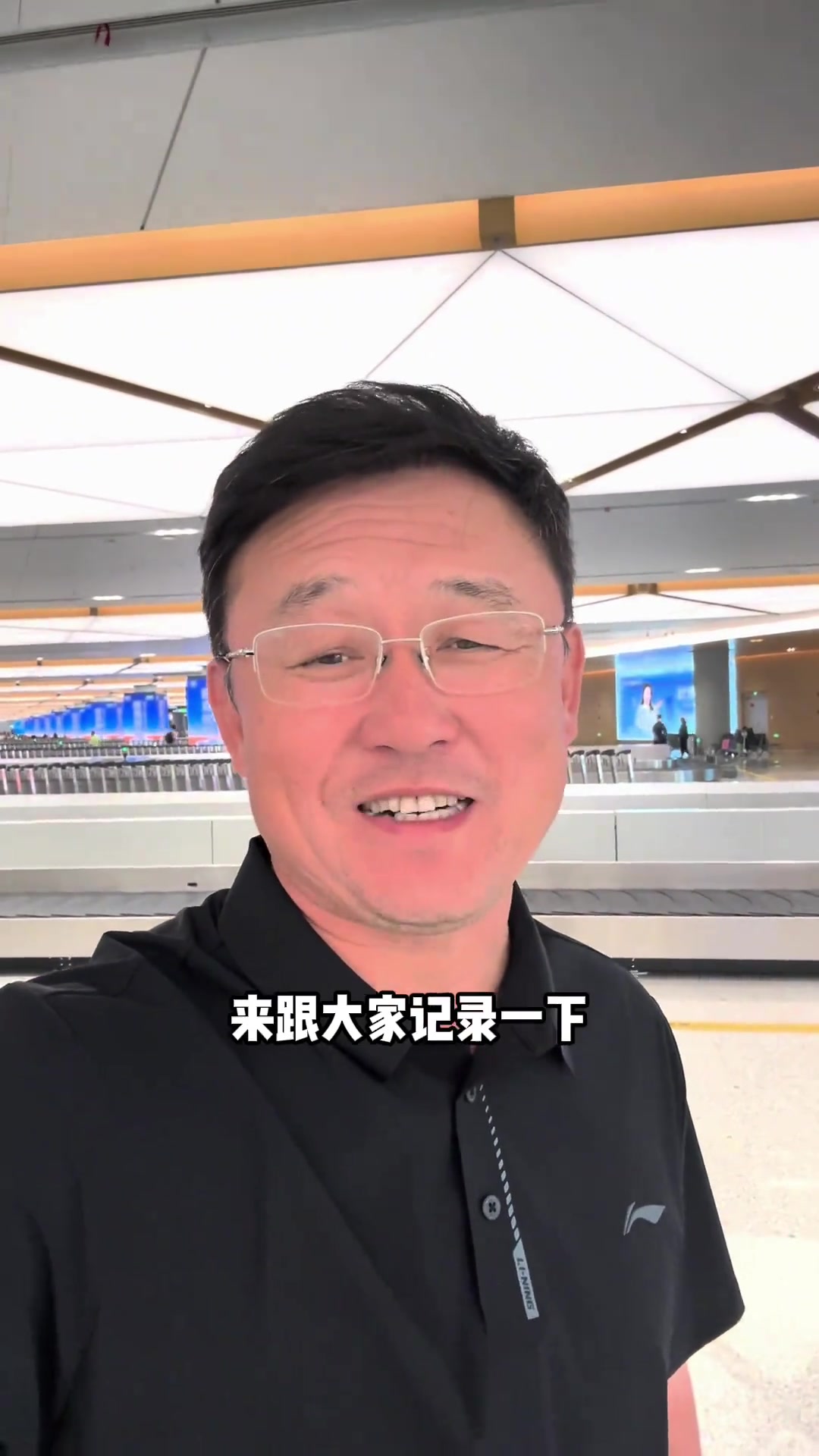 孙继海在公益行的途中有位女士找到我想让儿子踢球我很感动