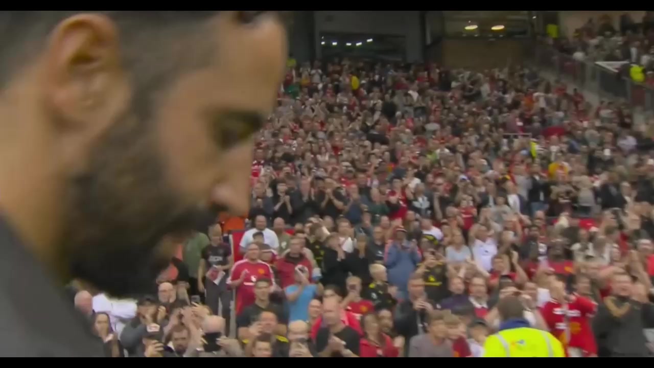 曼联赛季首胜阿莫林离场球迷起立鼓掌欢送