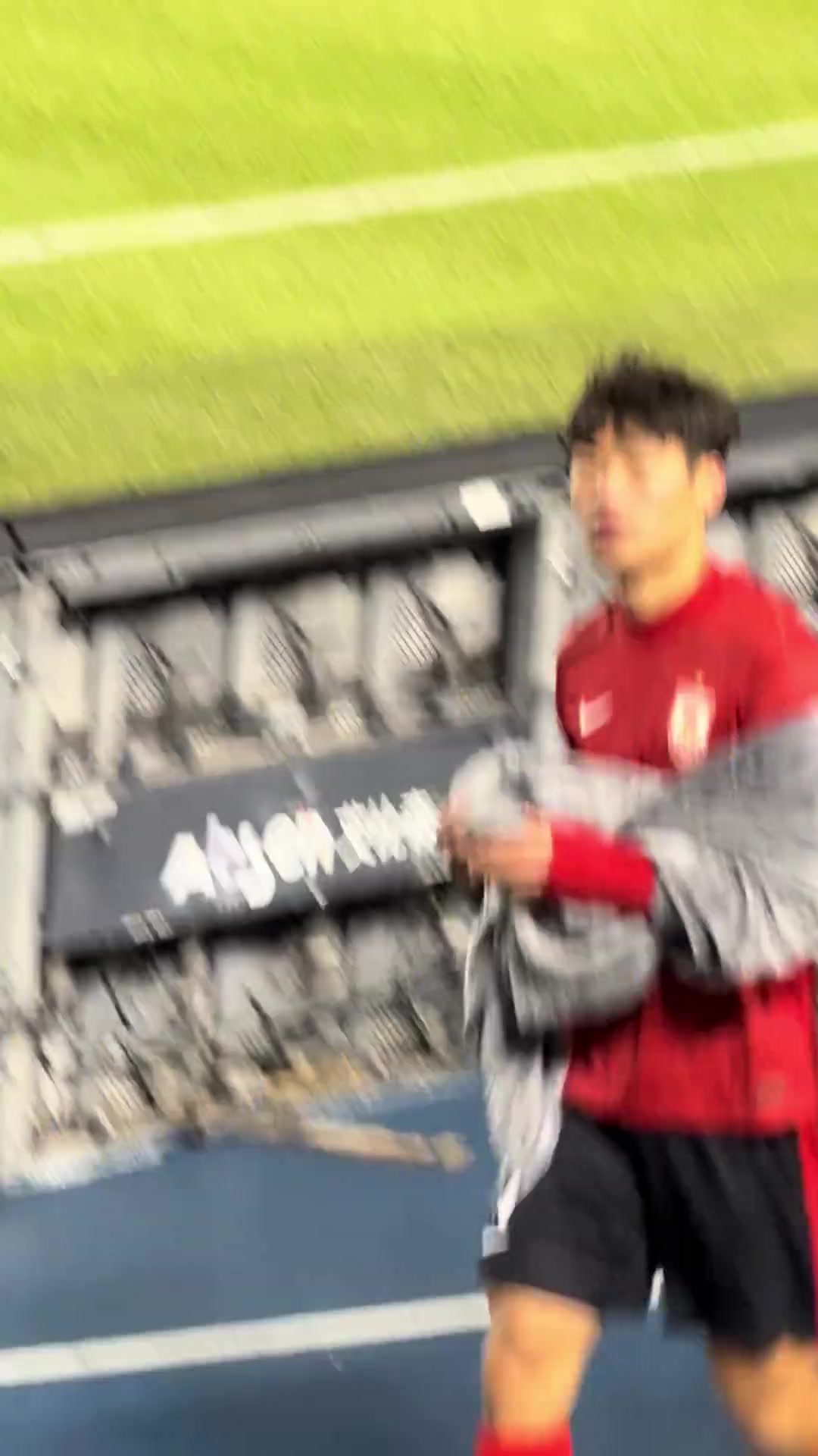 实拍惨败国安后长春亚泰球员贺一然面对球迷指责做出这个动作