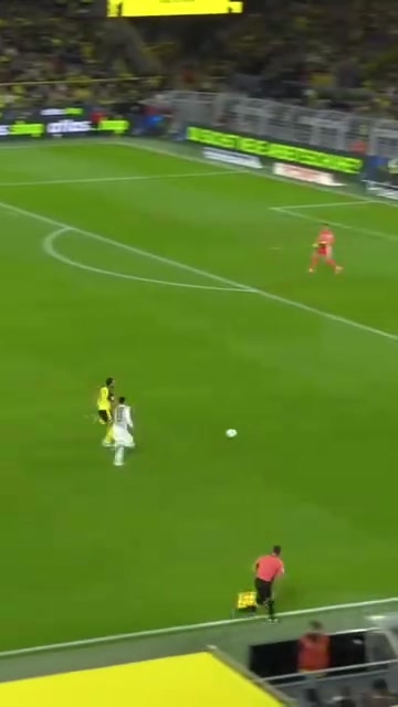 高速摄影机看职业球员的铲断顷刻间杀伐果断