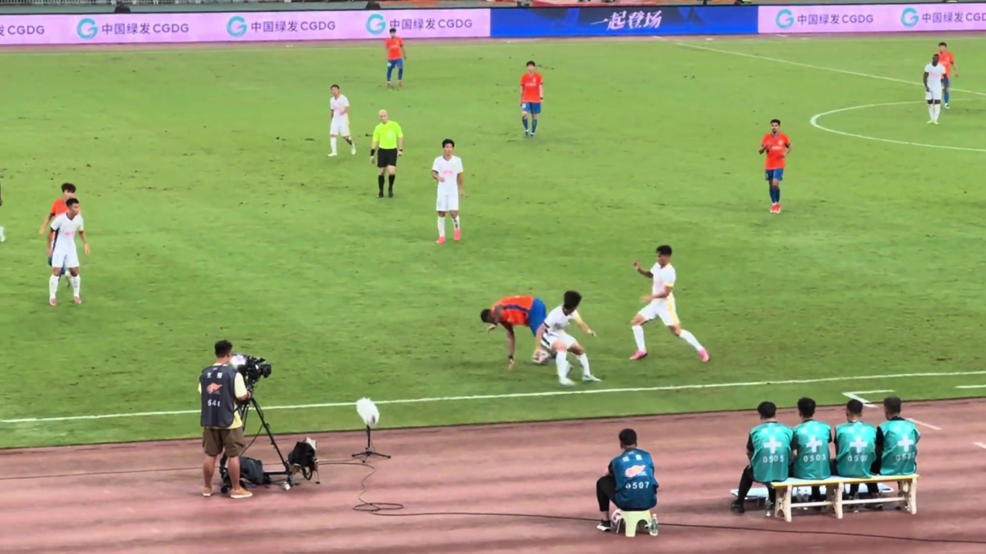 比赛尾声阶段克雷桑跌跌撞撞却连过数人对手只能靠犯规断球