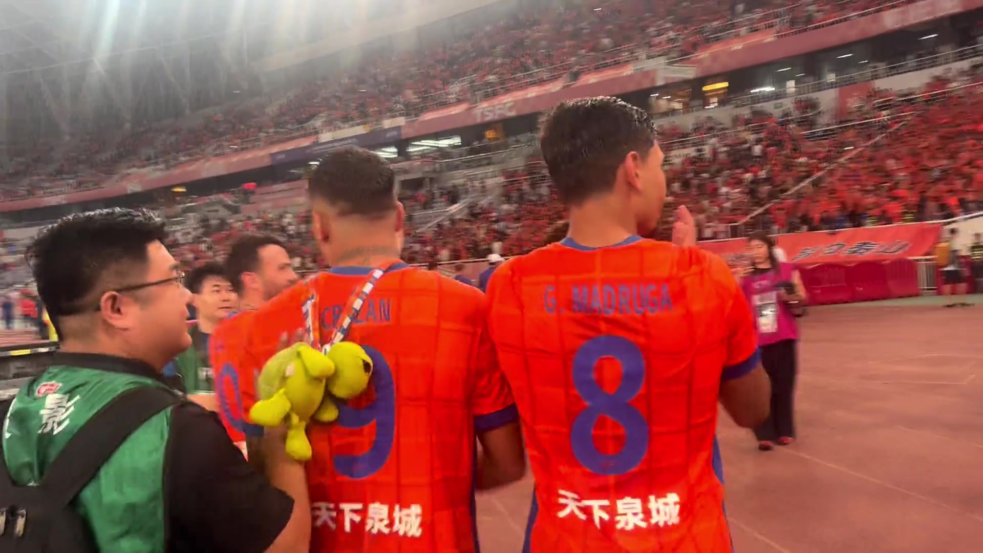 可爱泰山队大胜北京国安赛后谢场克雷桑背着一只乌龟玩偶