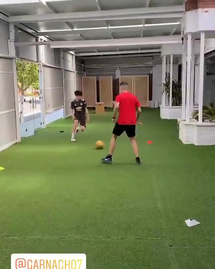 从这个视频能看出来加纳乔基本功太差了回传的球全都是飞起来的