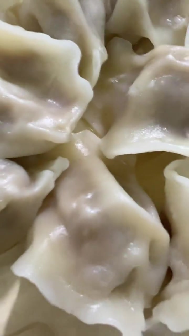 河南球迷拿着盘饺子放话成都球迷看看这是啥恭喜三冠王