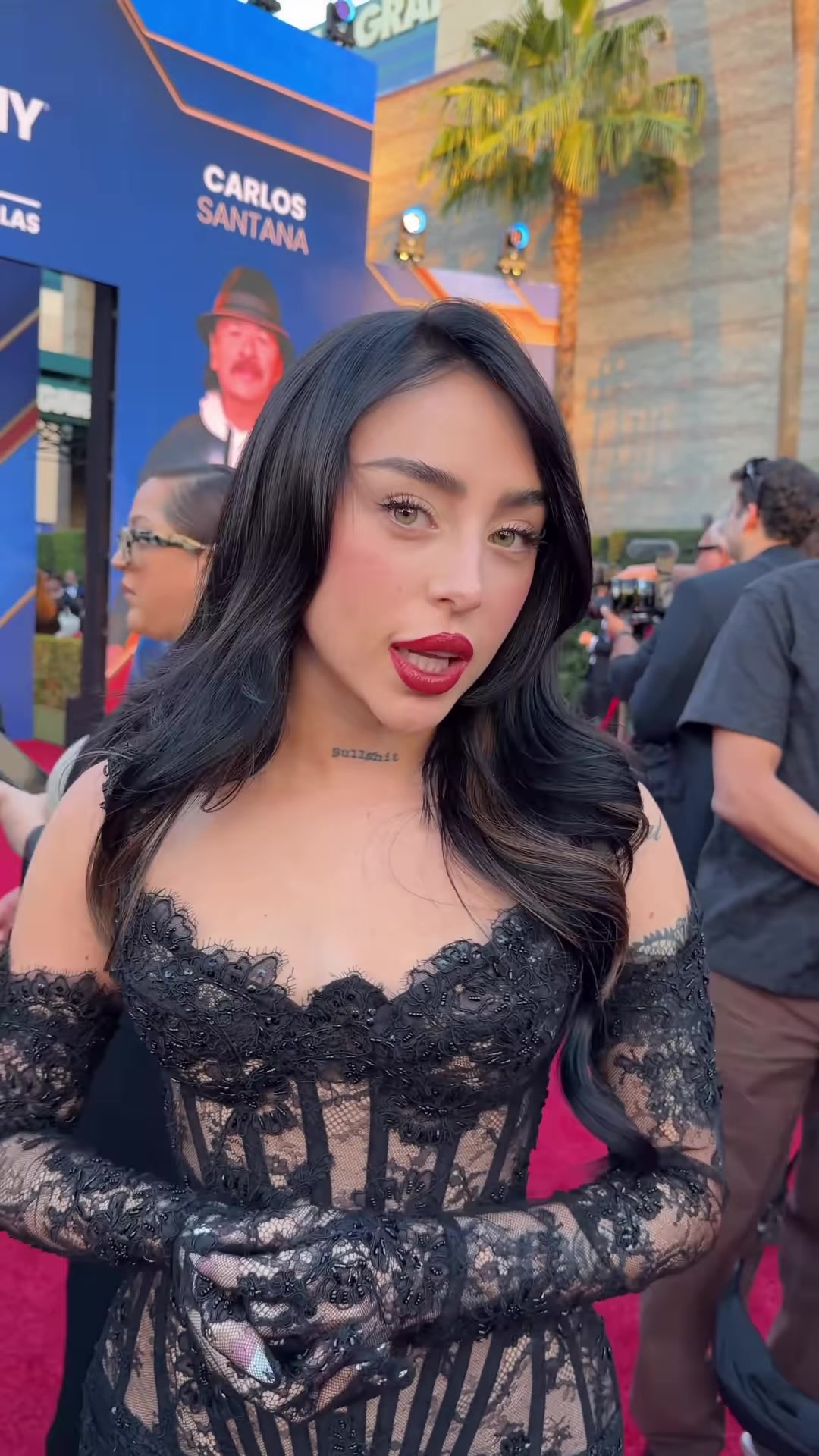 烈焰红唇亚马尔前女友身穿黑色小礼服现身活动好漂亮呀