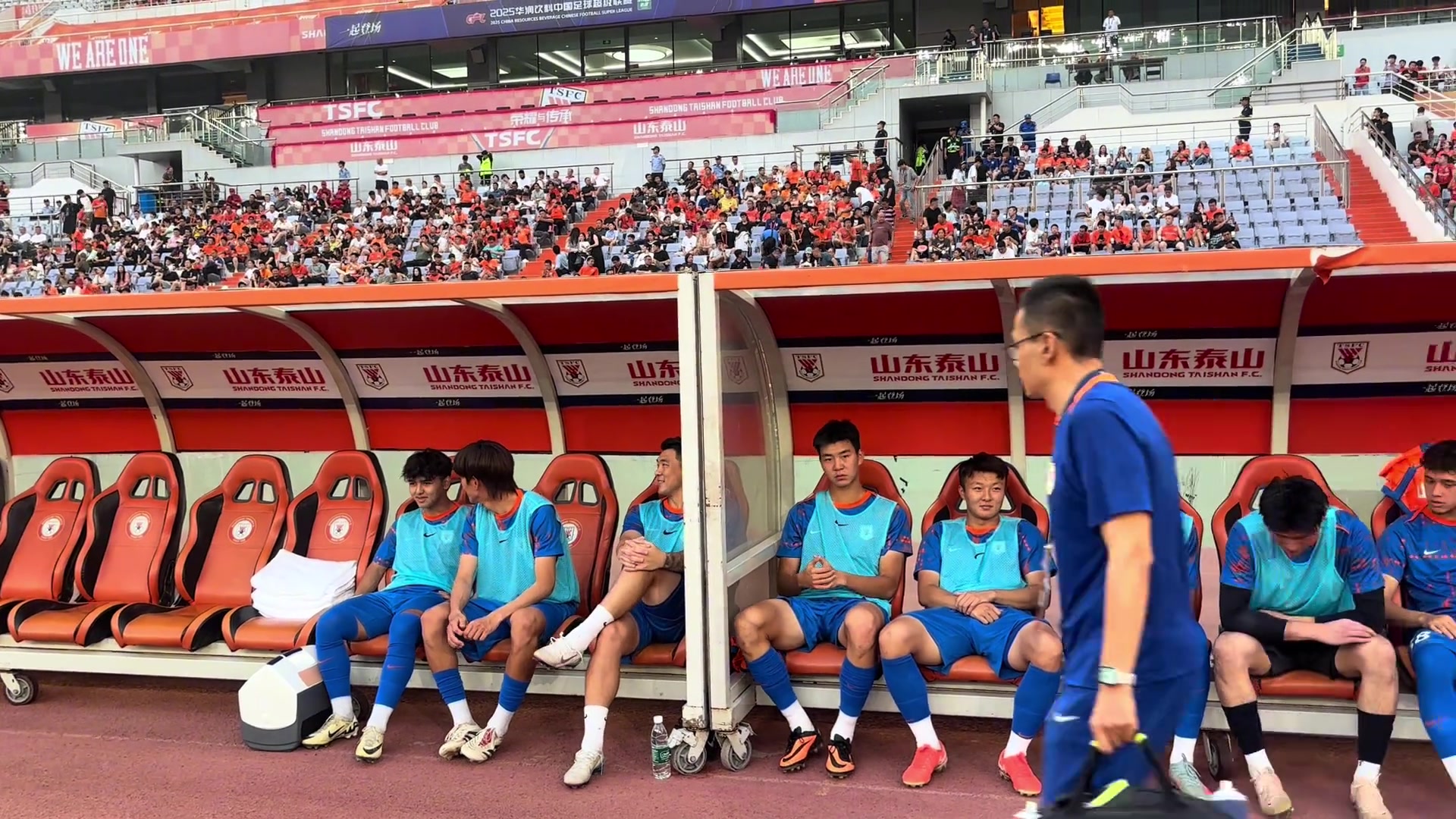 有点意思牛志明在替补席郑铮让石柯往那边坐石柯说我还年轻