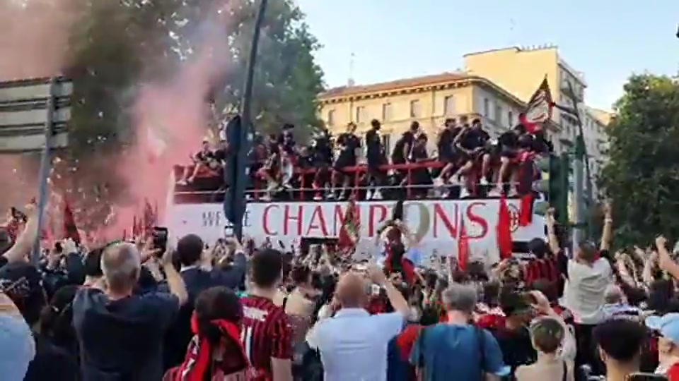 22年米兰夺冠游行伊布朝球迷喊话给恰尔汗奥卢发个信息