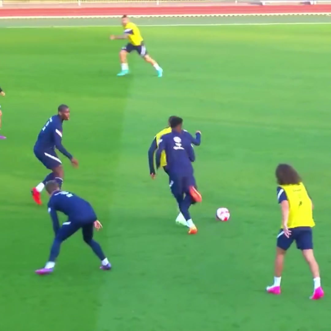 极强的个人能力法国队训练赛姆巴佩打入精彩一球