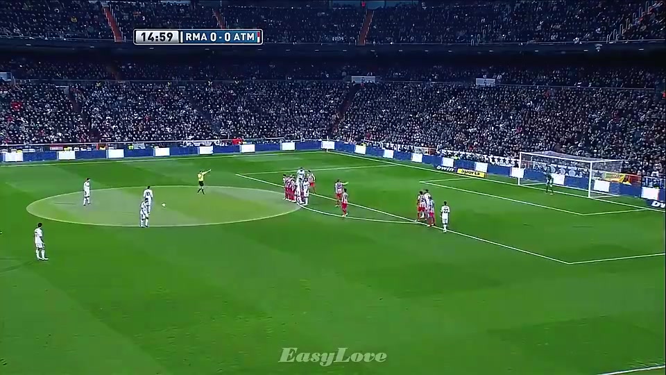 毫不讲理名场面C罗任意球击穿库尔图瓦卡西一脸不可思议