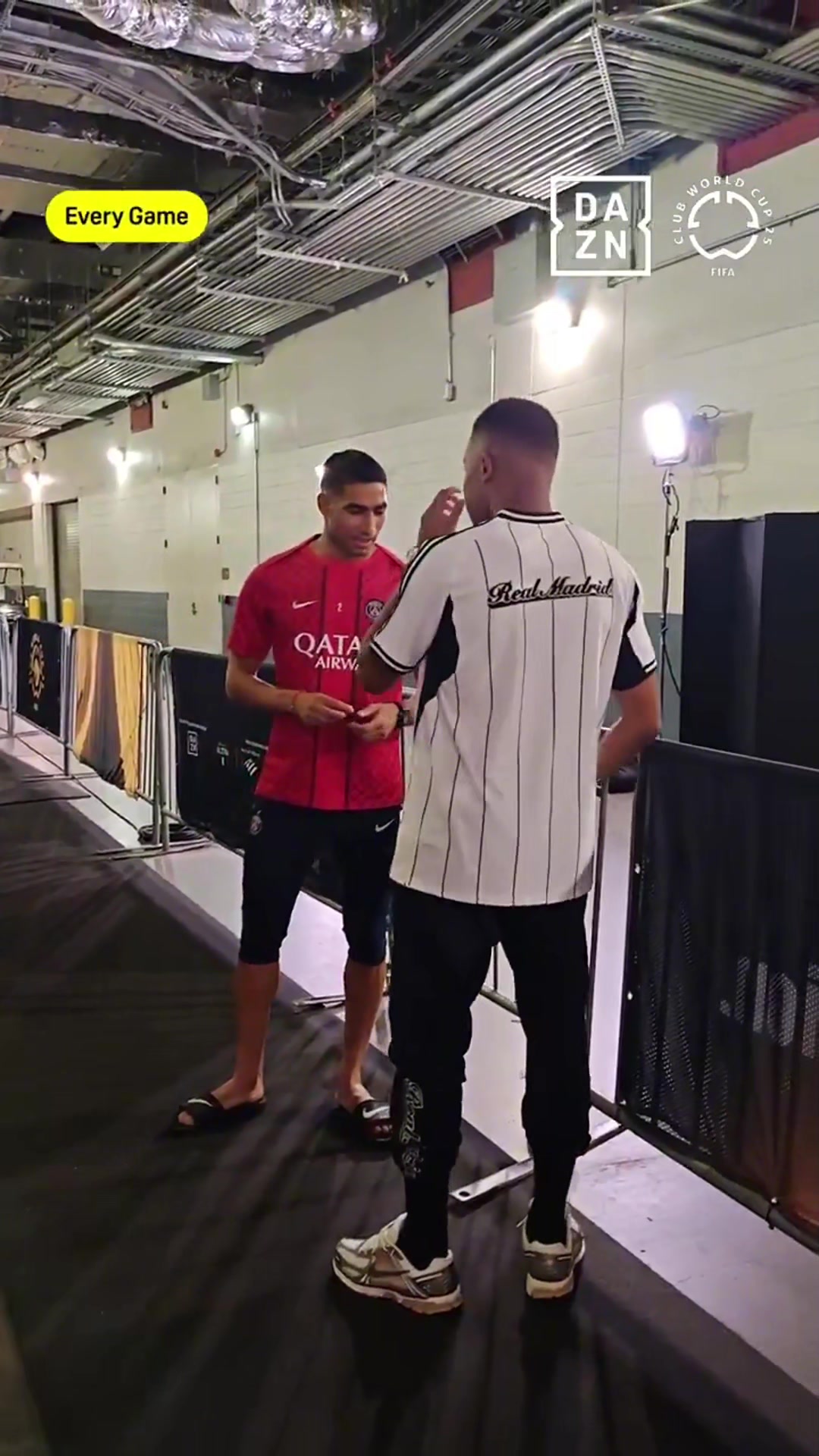 好友赛场相遇姆巴佩赛前和阿什拉夫聊天拥抱致意