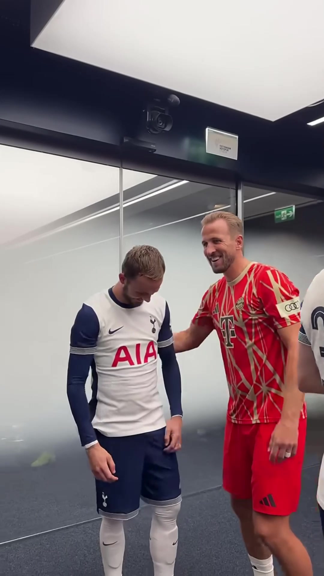 拥抱致意当孙兴慜和凯恩再次相见两人甜蜜地拥抱在了一起