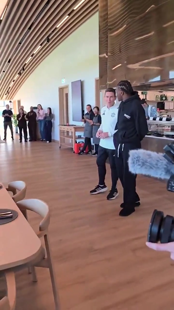 曼联此前在卡灵顿给多尔古庆生多尔古称这是自己第二个家