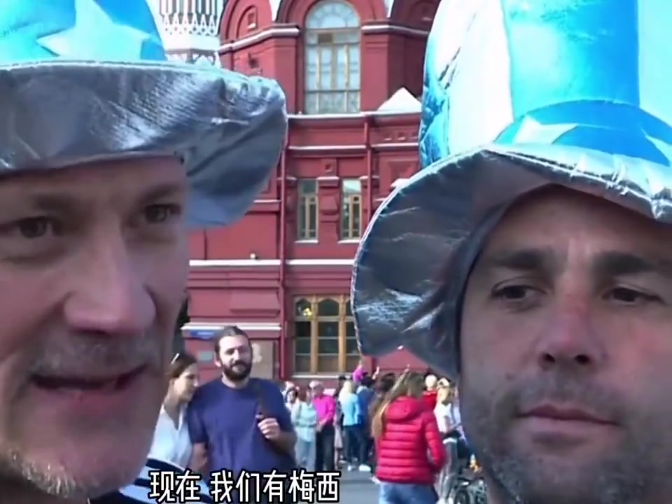 阿根廷球迷我们有世界最好的足球代言人马拉多纳现在有梅西